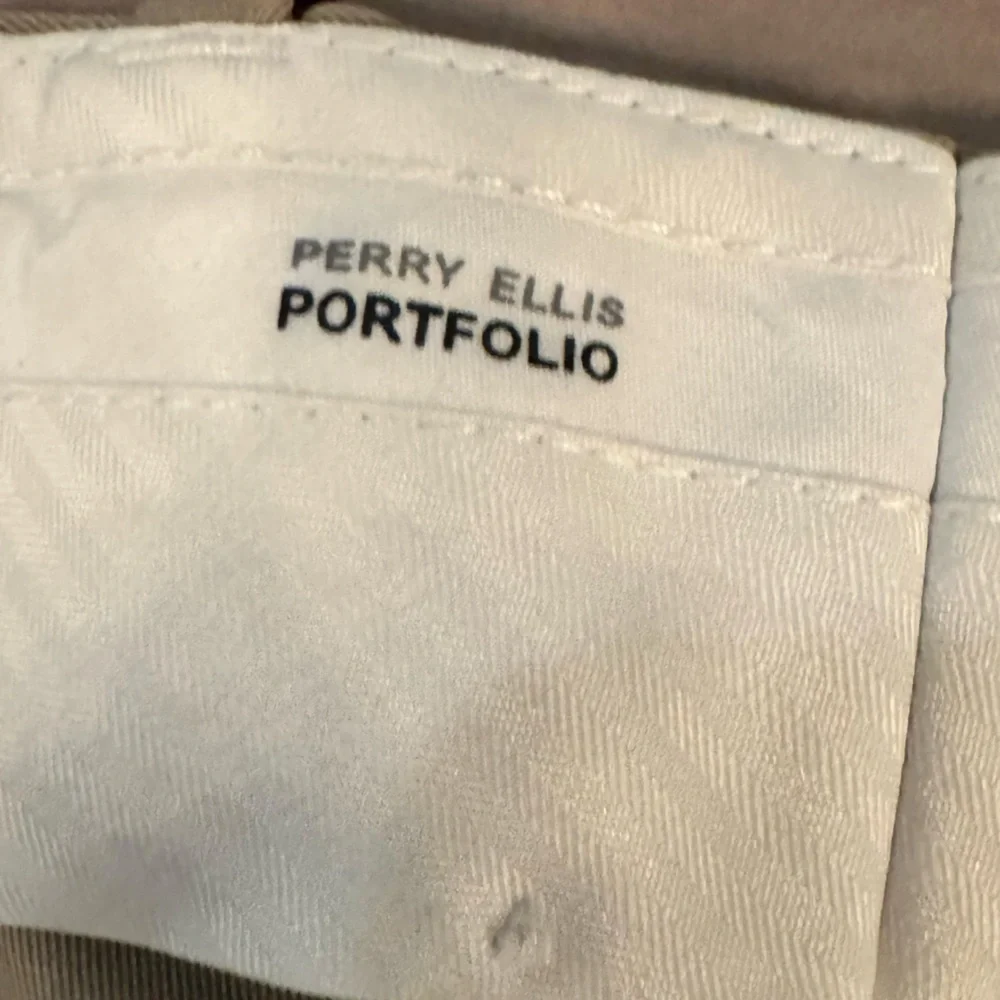 Perry Ellis Men's Tan khaki Pants 40x32 with pockets MISSING 1 back button